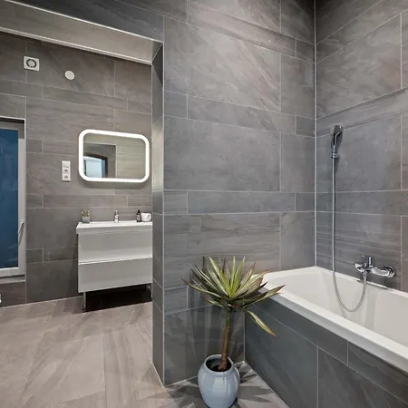 Bright Scandinavian Flat Bathtub N Danube Steps Lejlighed