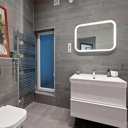 Bright Scandinavian Flat Bathtub N Danube Steps بودابست