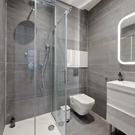 Bright Scandinavian Flat Bathtub N Danube Steps * Budapest